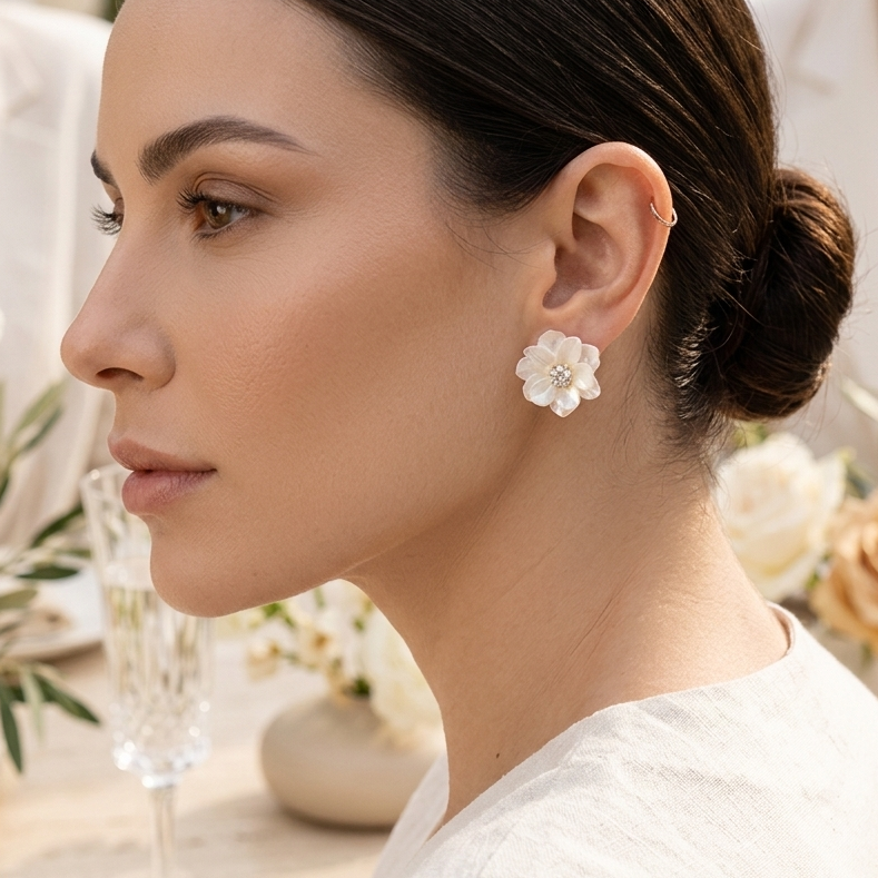 Brinco Flor com Ponto de Luz de Zircônia | Folheado Ouro 18k - Branco