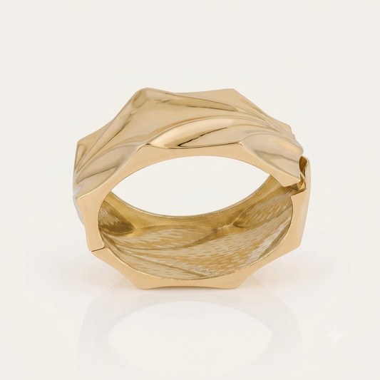 Bracelete Largo Liso com Detalhes em Relevo | Folheado Ouro 18K