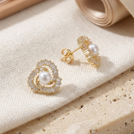 Brinco Flor Cravejada com Pérola e Zircônias | Folheado Ouro 18k