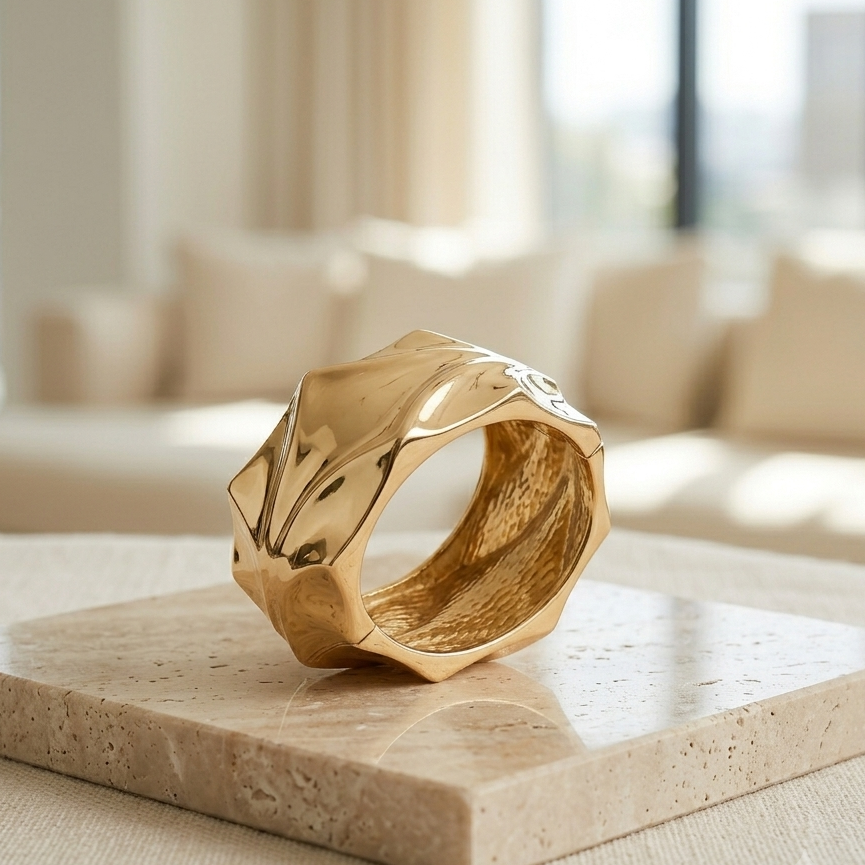 Bracelete Largo Liso com Detalhes em Relevo | Folheado Ouro 18K
