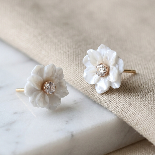 Brinco Flor com Ponto de Luz de Zircônia | Folheado Ouro 18k - Branco