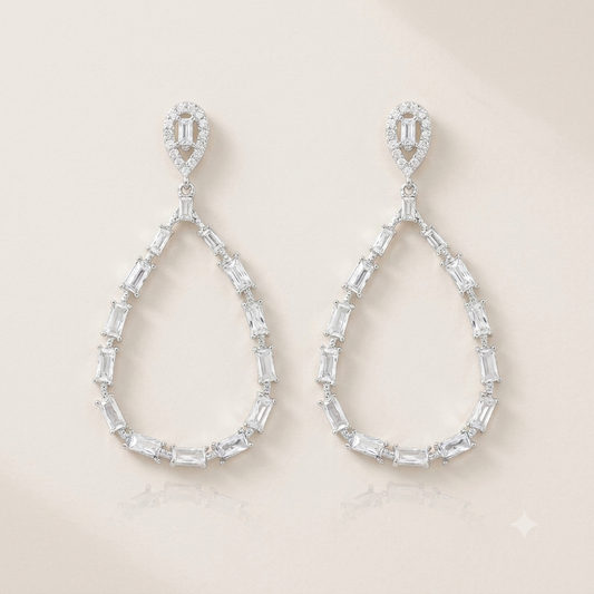 Brinco Pendente Gota Cravejada com Zircônias | Folheado Ródio Branco