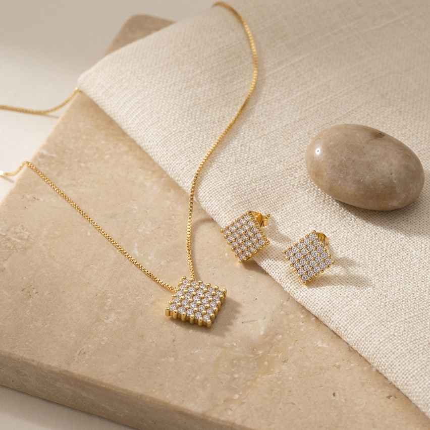 Conjunto Quadrado Cravejado com Zircônias | Folheado Ouro 18K